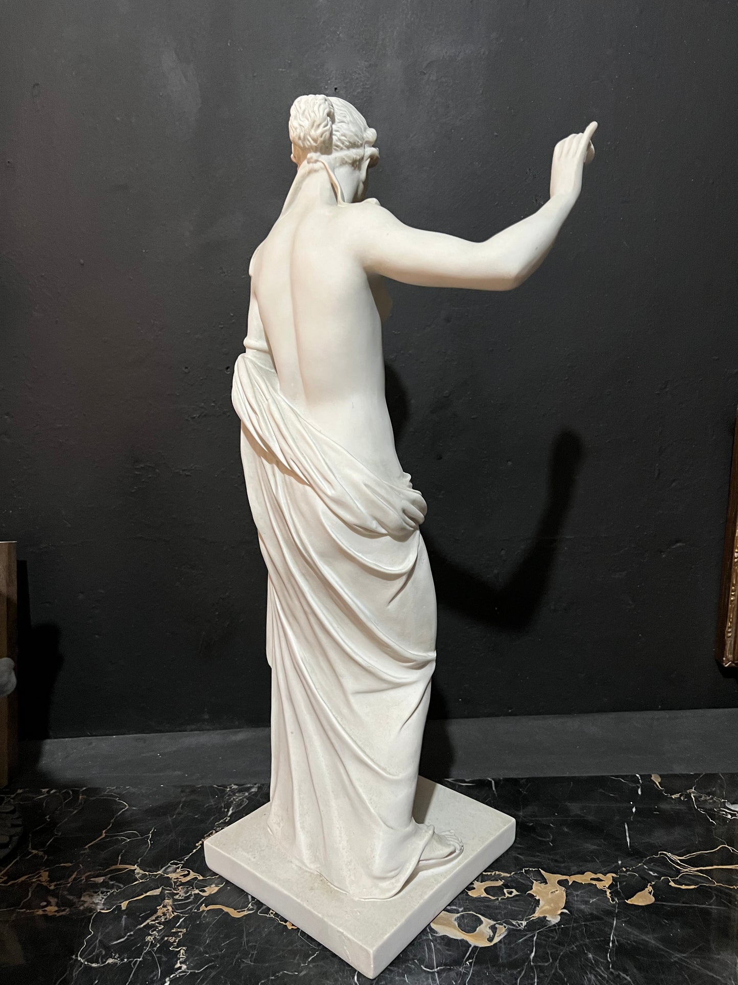 Venus und die Apfelstatue