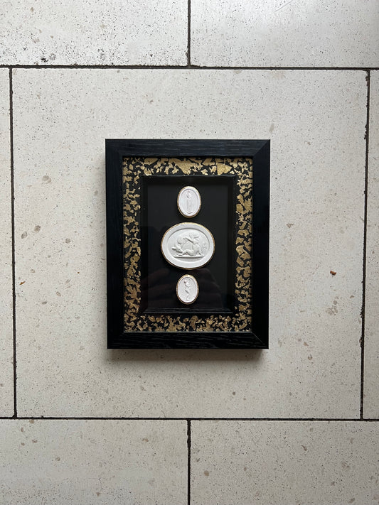 Intailles en feuille d'or avec bordure en feuille d'or