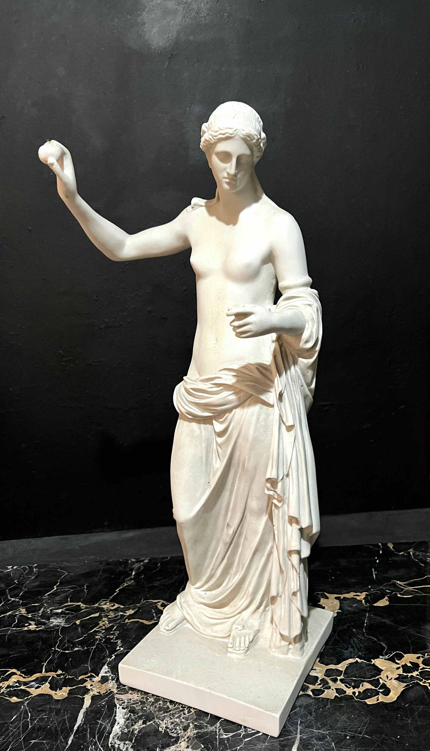 Venus und die Apfelstatue