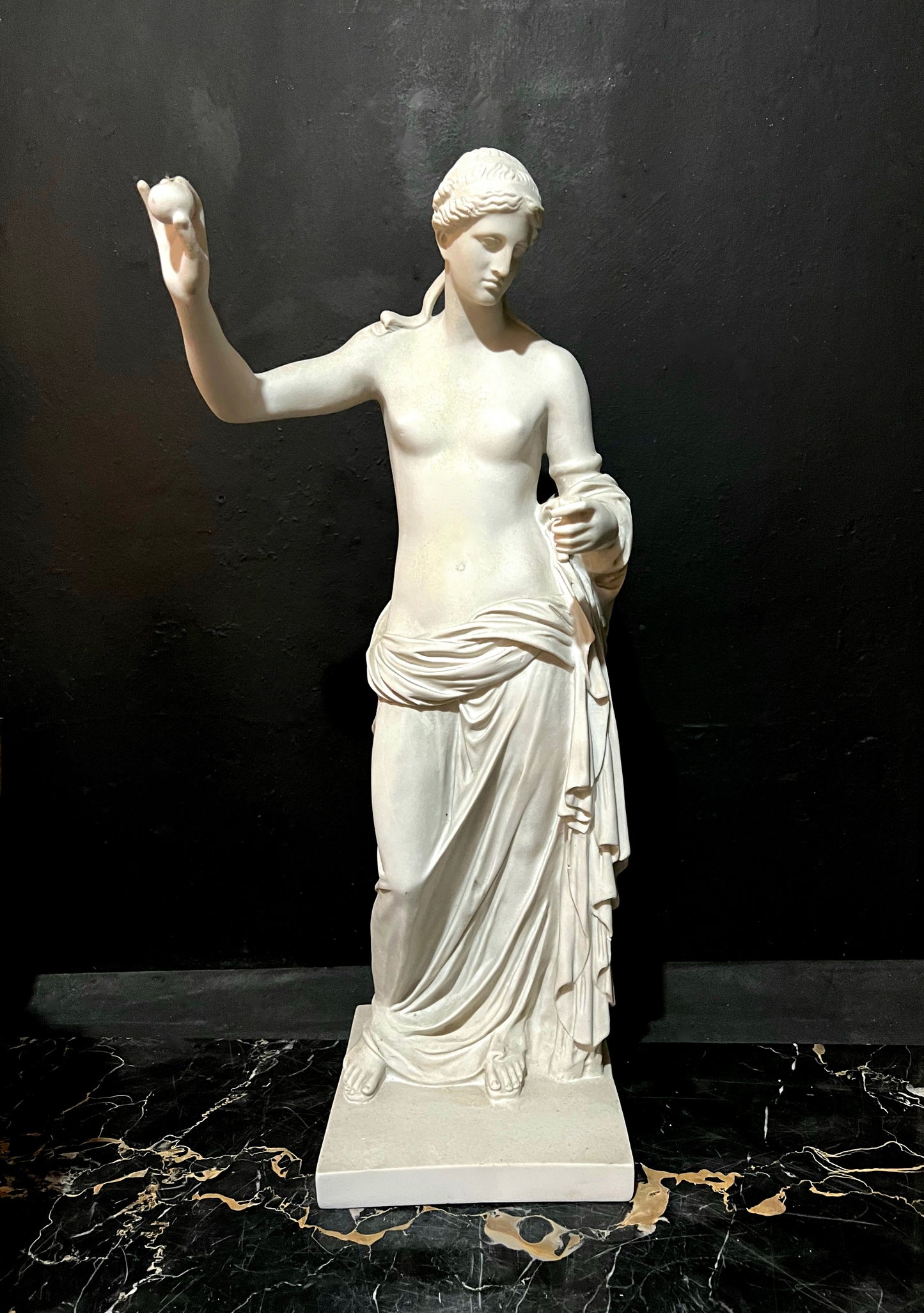 Venus und die Apfelstatue