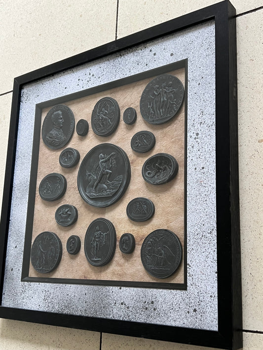 Intailles noires sur papirus dans un cadre noir