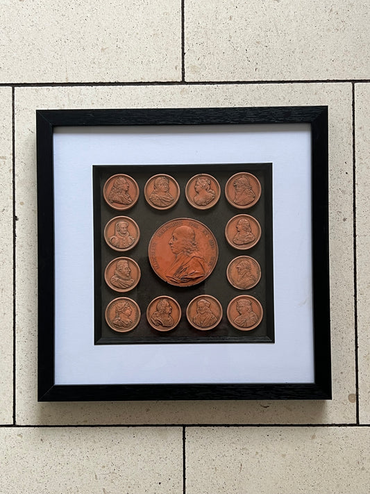 Gravures en terre cuite de portraits de rois, reines et nobles européens