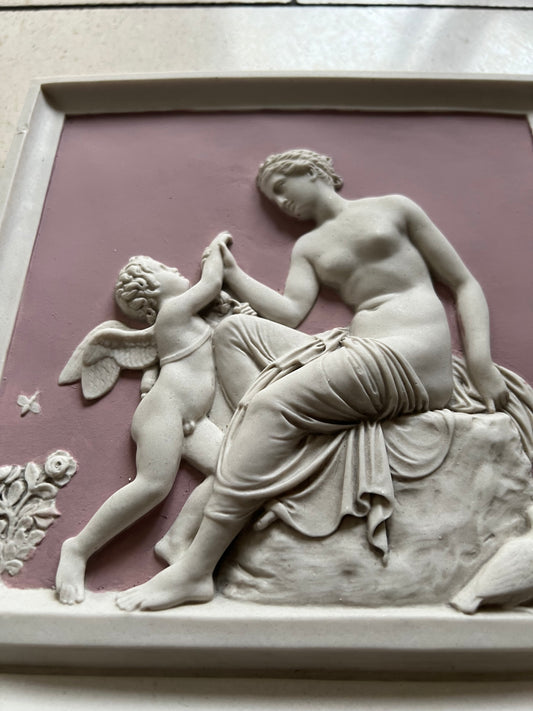 Plaque Cupidon piqué par une abeille en lilas