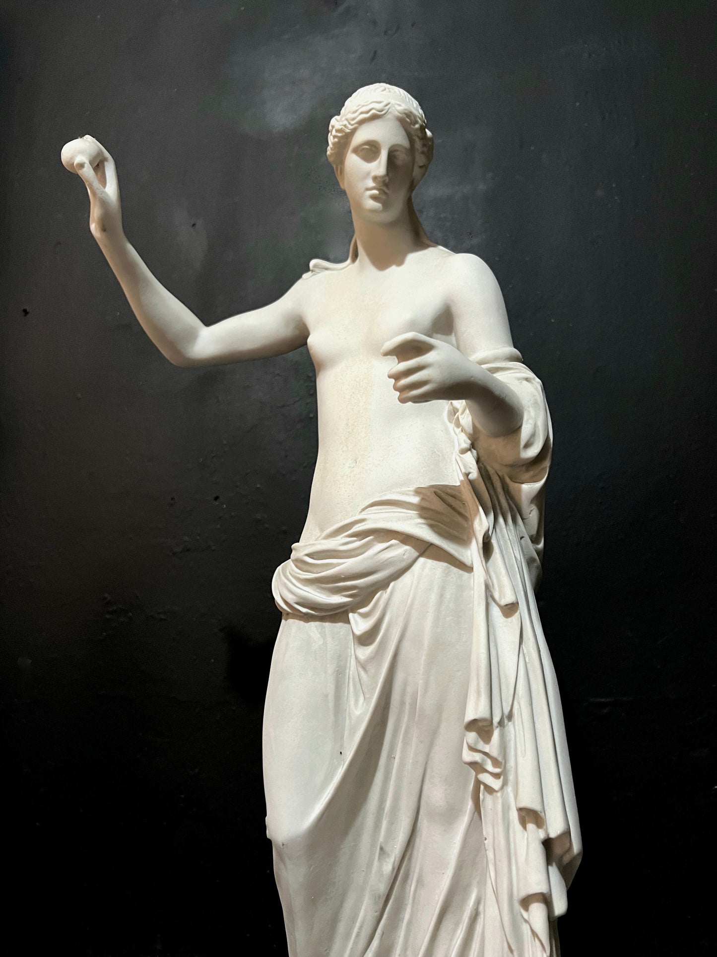 Venus und die Apfelstatue