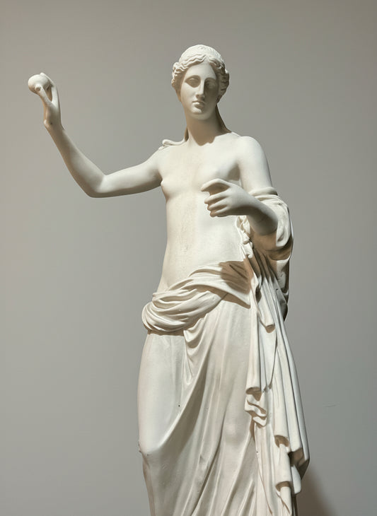Venus und die Apfelstatue