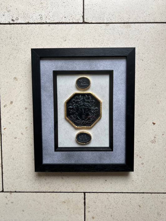 Ensemble de trois gravures en taille-douce noires dans un cadre noir