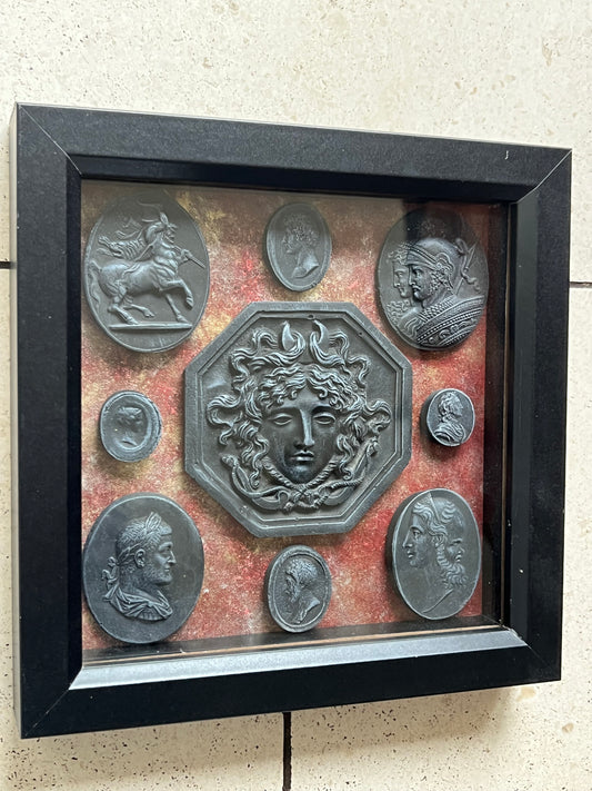 Ingalios noirs dans un cadre noir