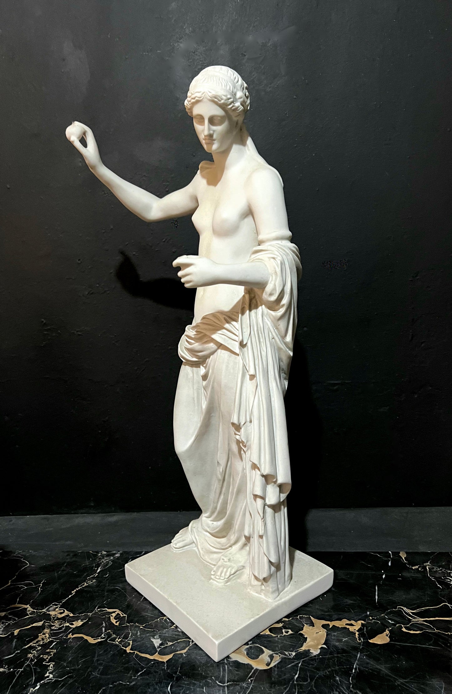 Venus und die Apfelstatue