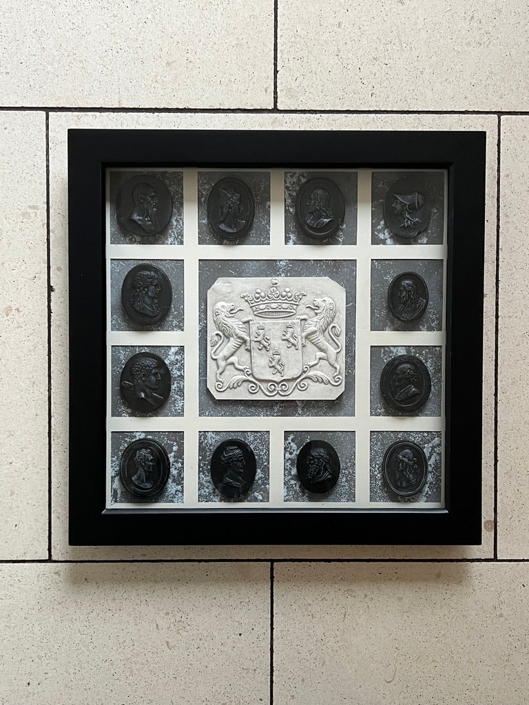 Ensemble de camées et d'armoiries en noir et blanc encadrés
