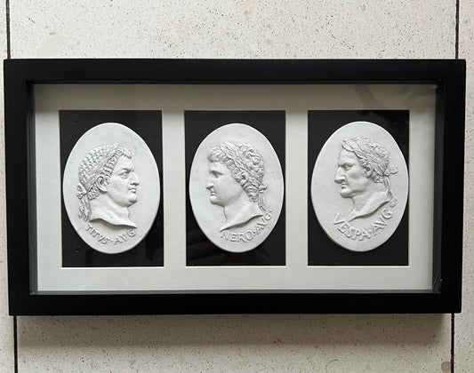 Camées des Trois Empereurs dans un cadre rectangulaire