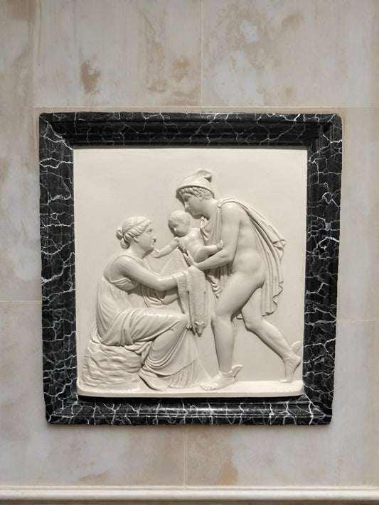 Eine fein gearbeitete Marmor-Wandtafel mit Hermes und dem Bacchus-Kind