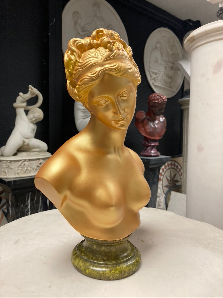 Venus im strahlenden Gold