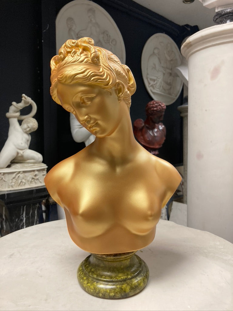 Venus im strahlenden Gold
