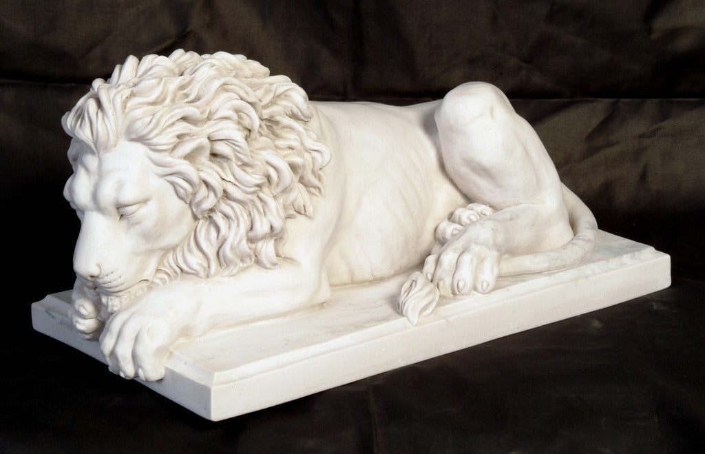 Lions couchés par paire, grands