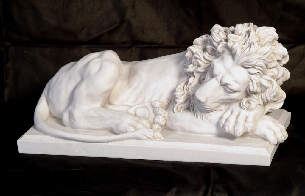 Lions couchés par paire, grands
