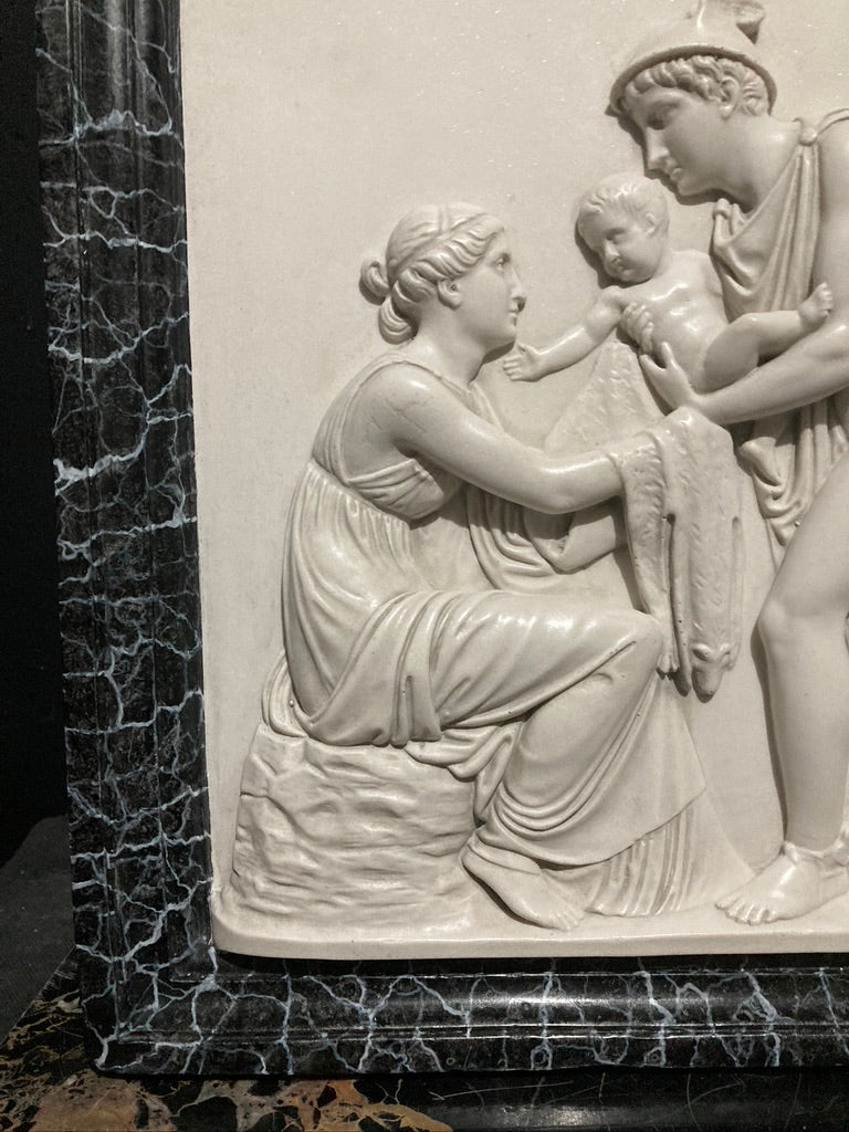Une plaque murale en marbre finement finie représentant Hermès et Bacchus enfant