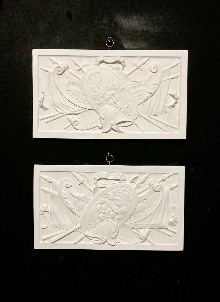 La paire d'armoiries, reliefs muraux