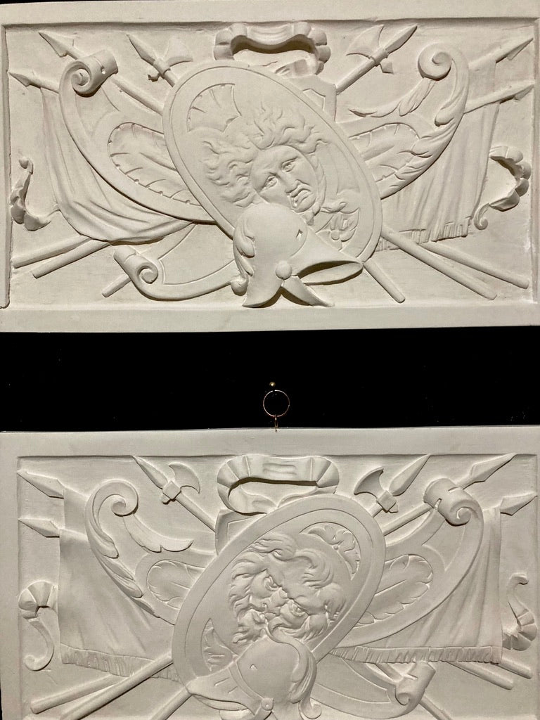La paire d'armoiries, reliefs muraux