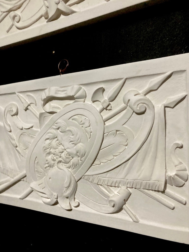 La paire d'armoiries, reliefs muraux