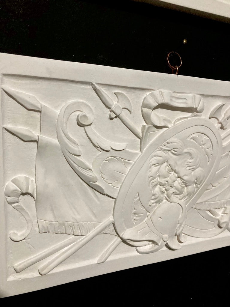 La paire d'armoiries, reliefs muraux