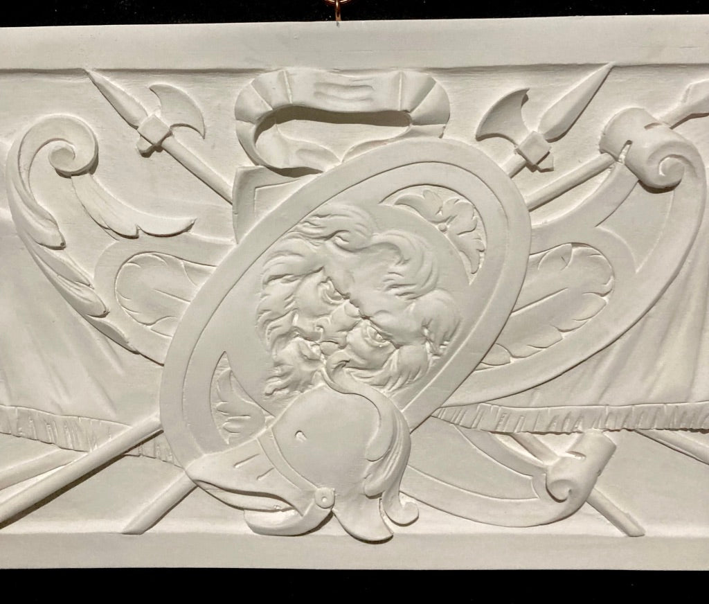La paire d'armoiries, reliefs muraux