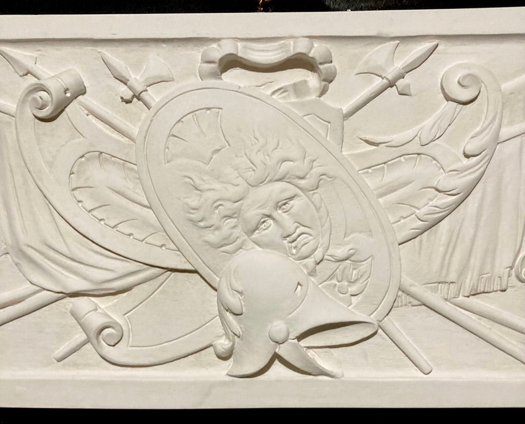 La paire d'armoiries, reliefs muraux