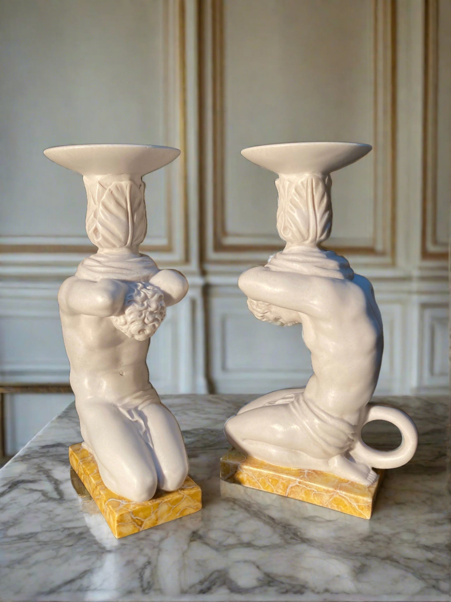 Atlas Kerzenhalter mit Sienna-Sockel (Paar)