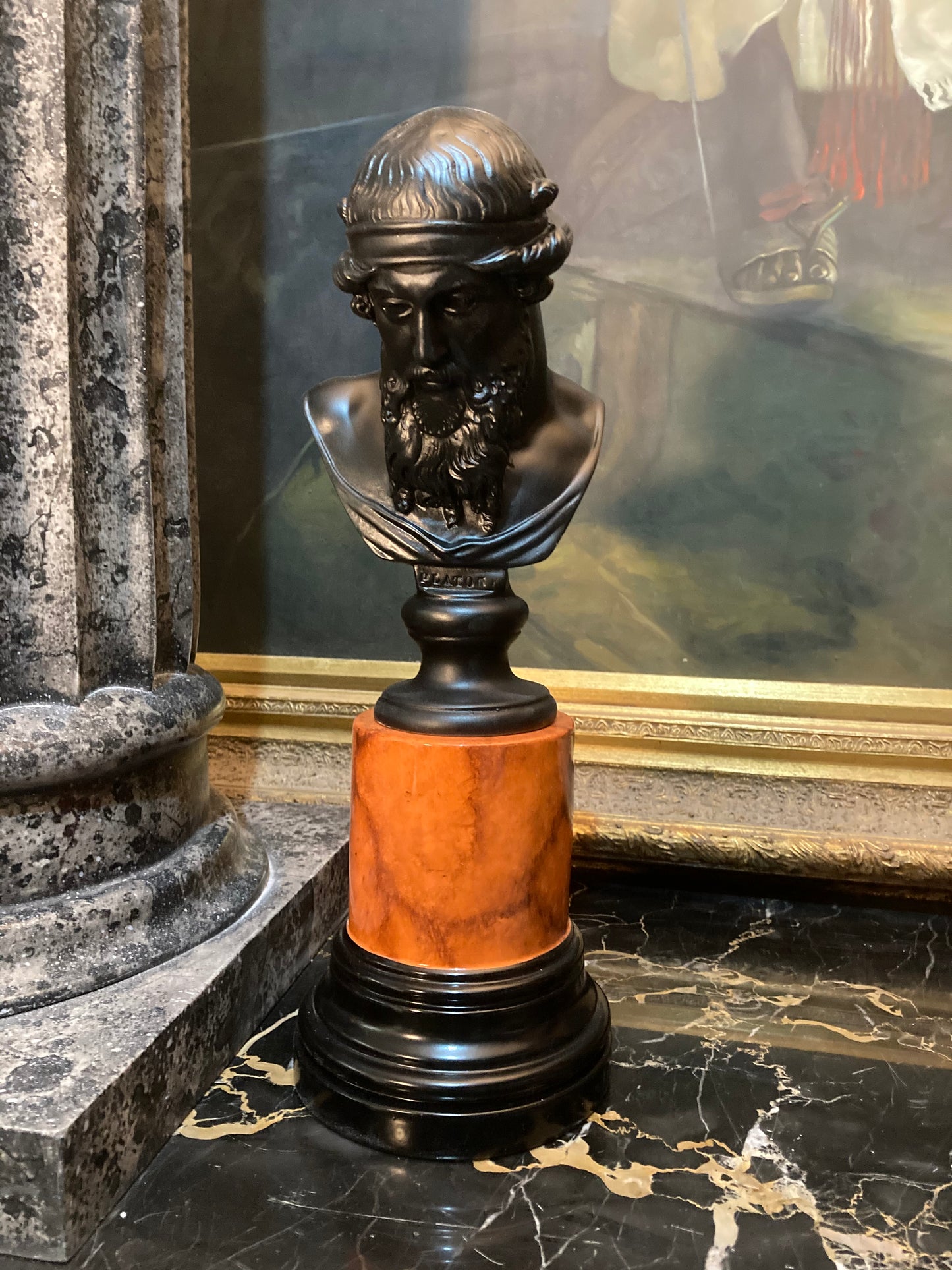Platon en noir sur socle terre de Sienne