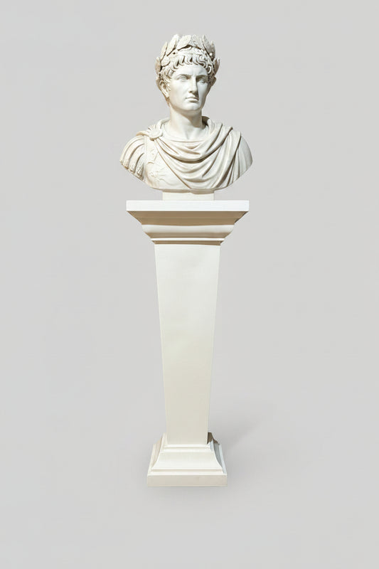 Petite colonne carrée effilée