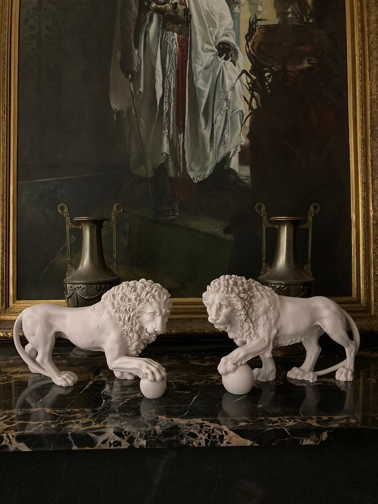 メディチライオンの像 ヴァッカ と ファンチェッリ (2 lions) The Medici & Vacca lions Pair Free Standing White – Sculptured