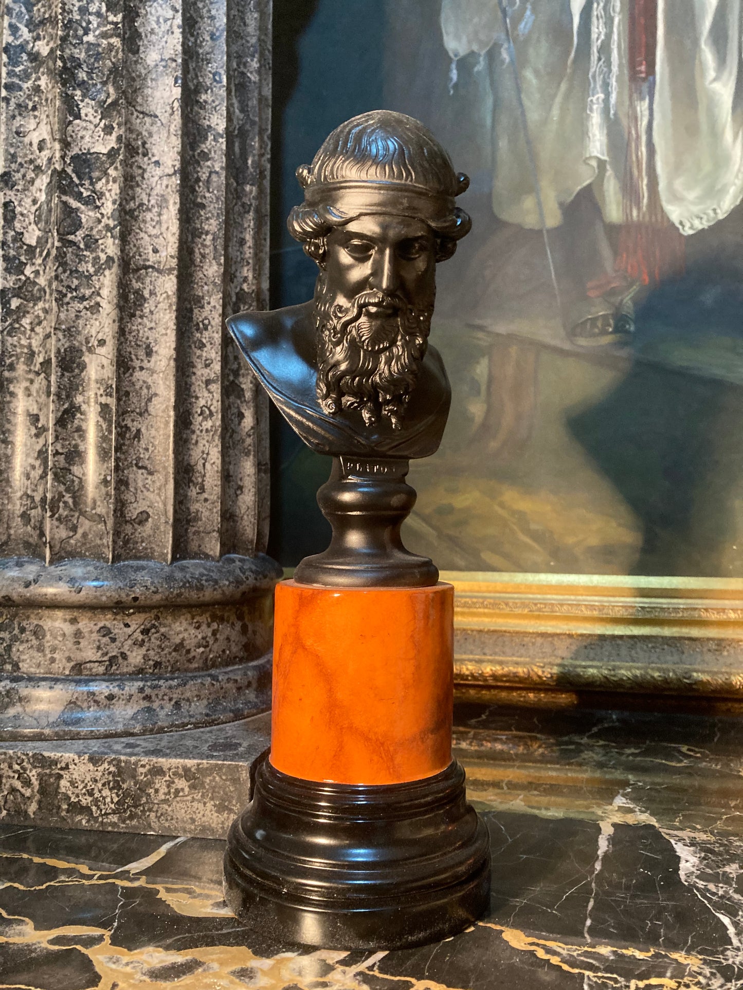 Platon en noir sur socle terre de Sienne