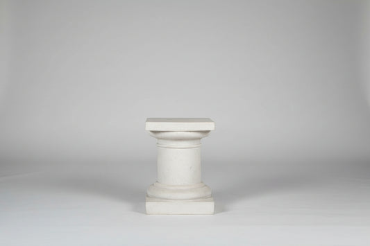 Petite colonne ronde à dessus carré