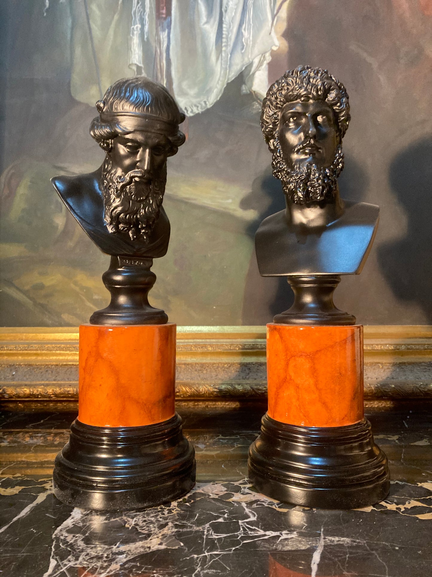 Platon en noir sur socle terre de Sienne
