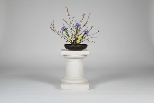 Petite colonne ronde à dessus carré