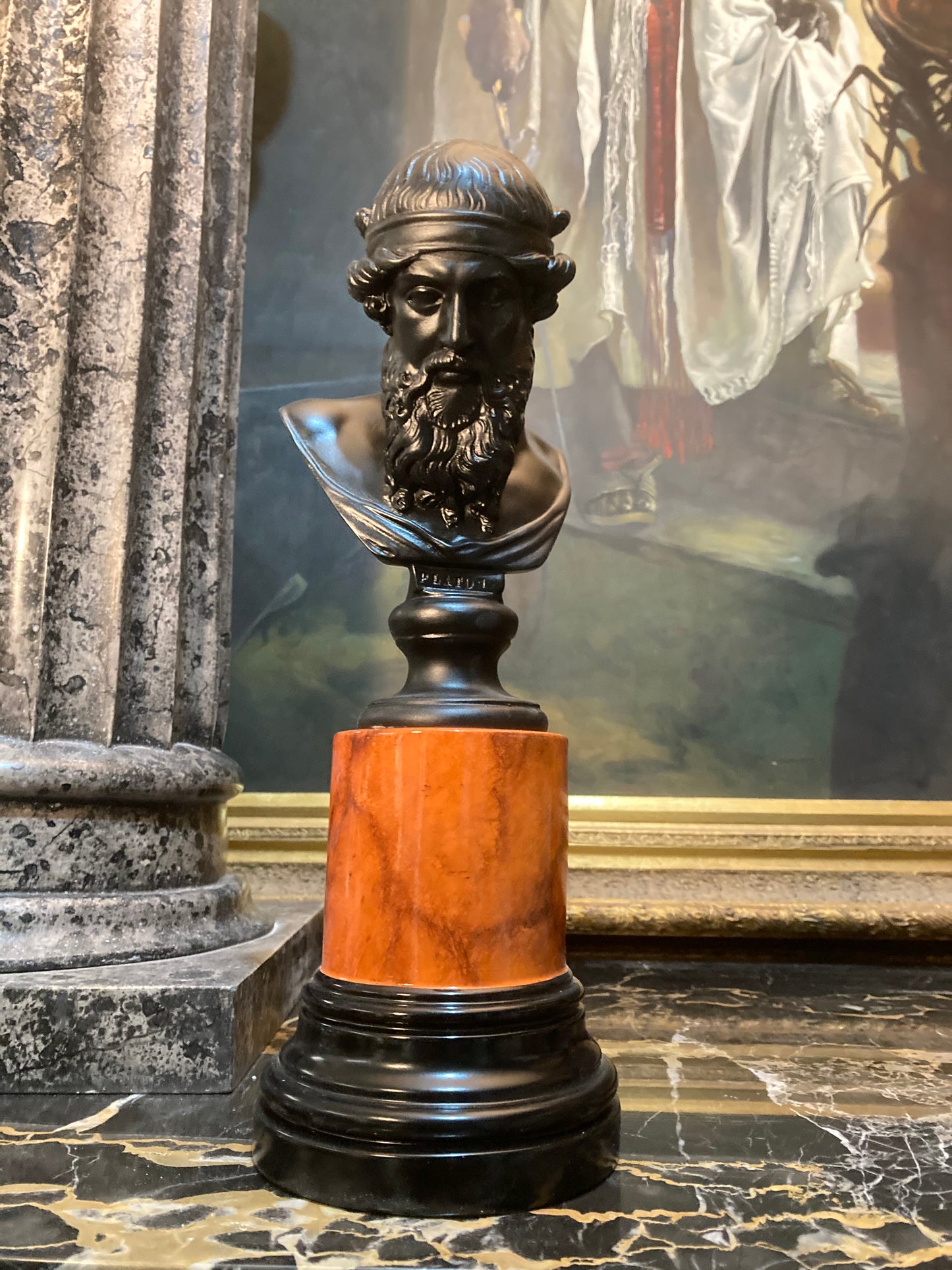 Platon en noir sur socle terre de Sienne
