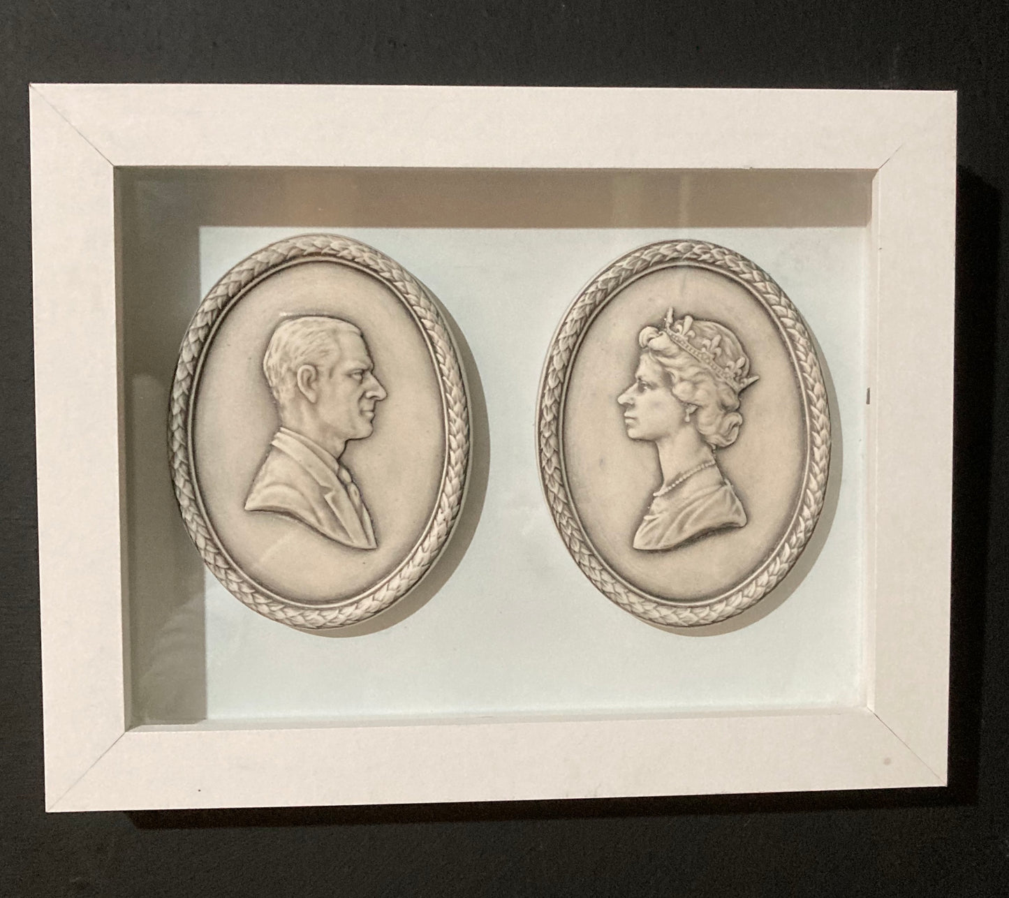 Porträt-Kameen von Königin Elizabeth II. und Prinz Phillip