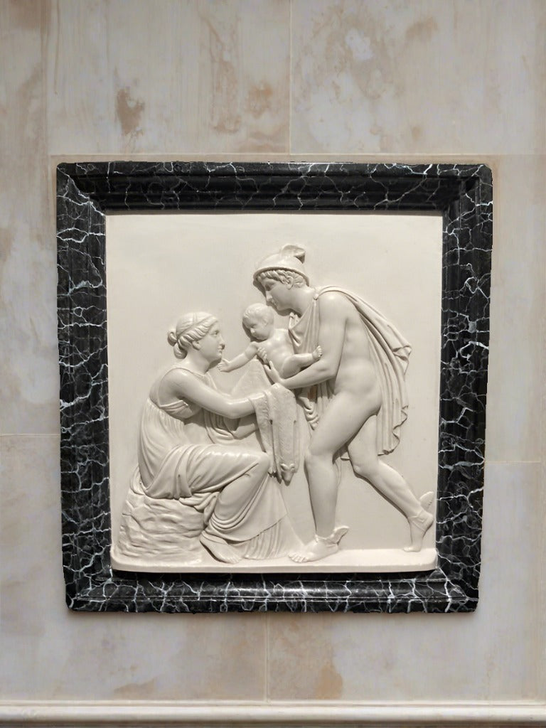 Une plaque murale en marbre finement finie représentant Hermès et Bacchus enfant