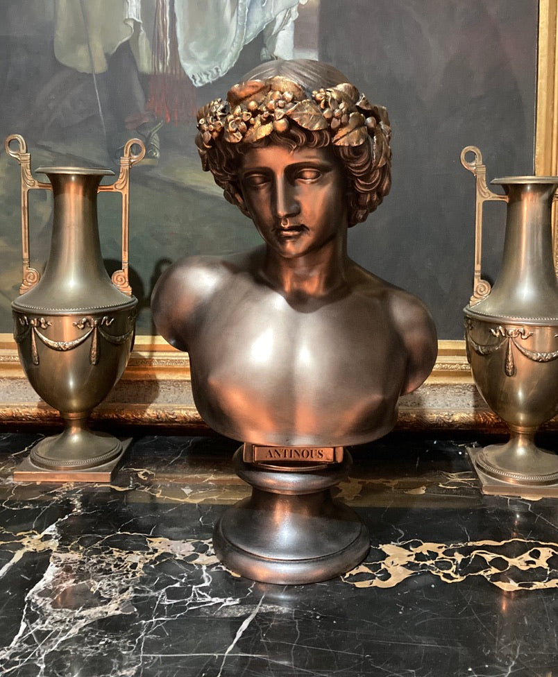 Bronzener Antinoos mit abgenutztem Schuld-Bacchus-Kranz
