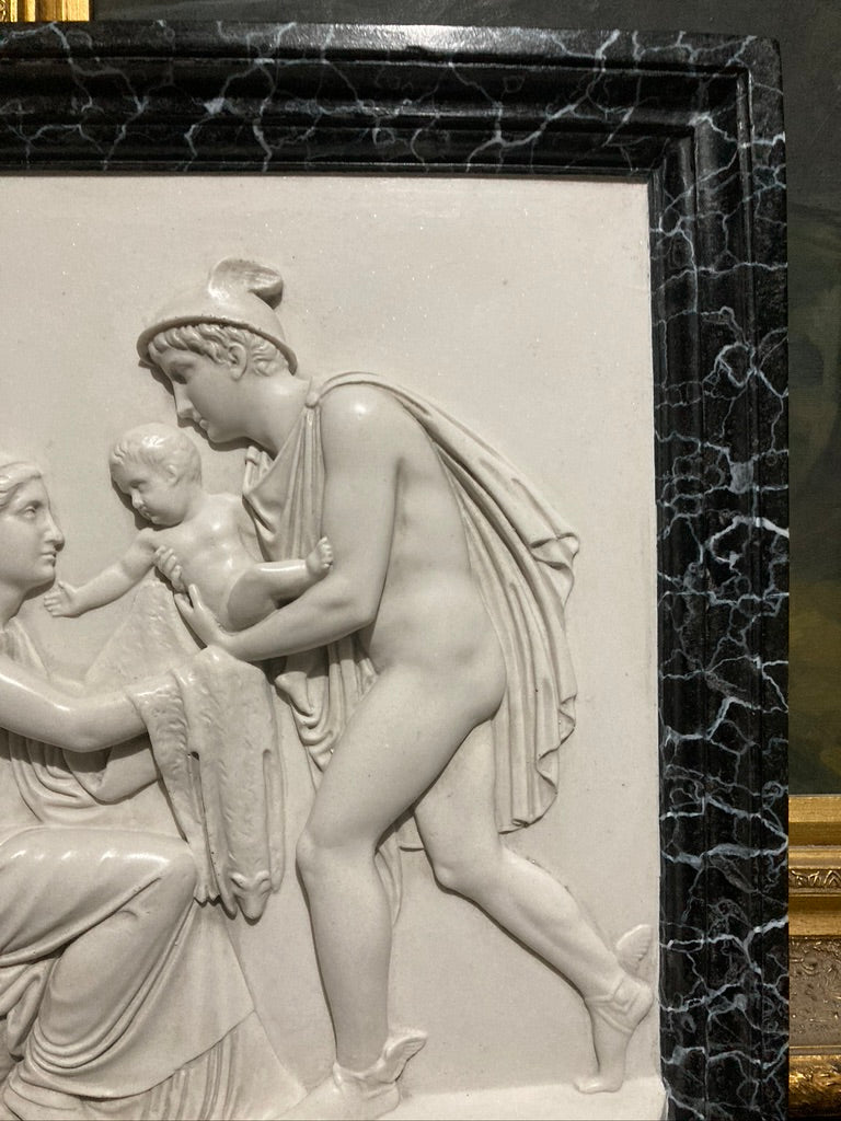 Une plaque murale en marbre finement finie représentant Hermès et Bacchus enfant