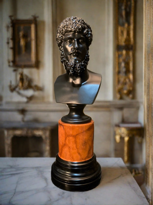 Lucius Verus Blk sur Sienna Socle