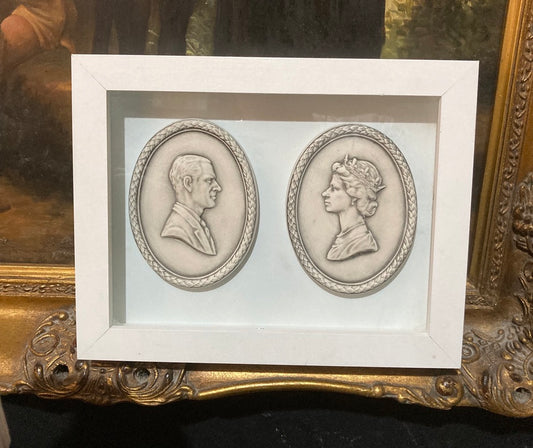 Porträt-Kameen von Königin Elizabeth II. und Prinz Phillip