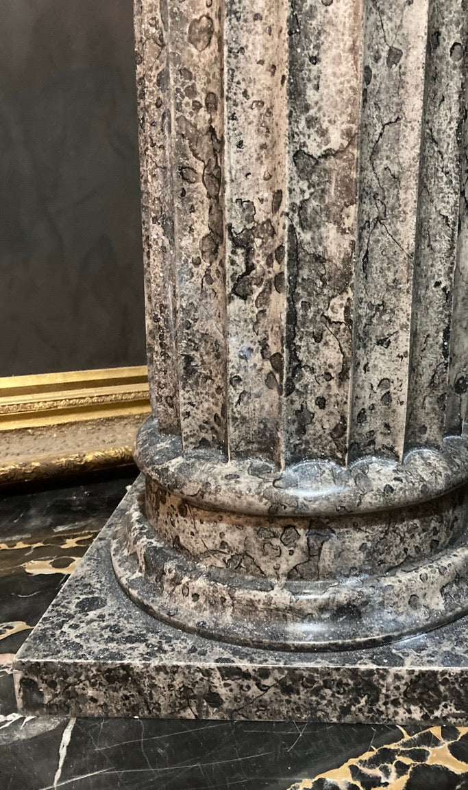 Colonne cannelée en granit noir
