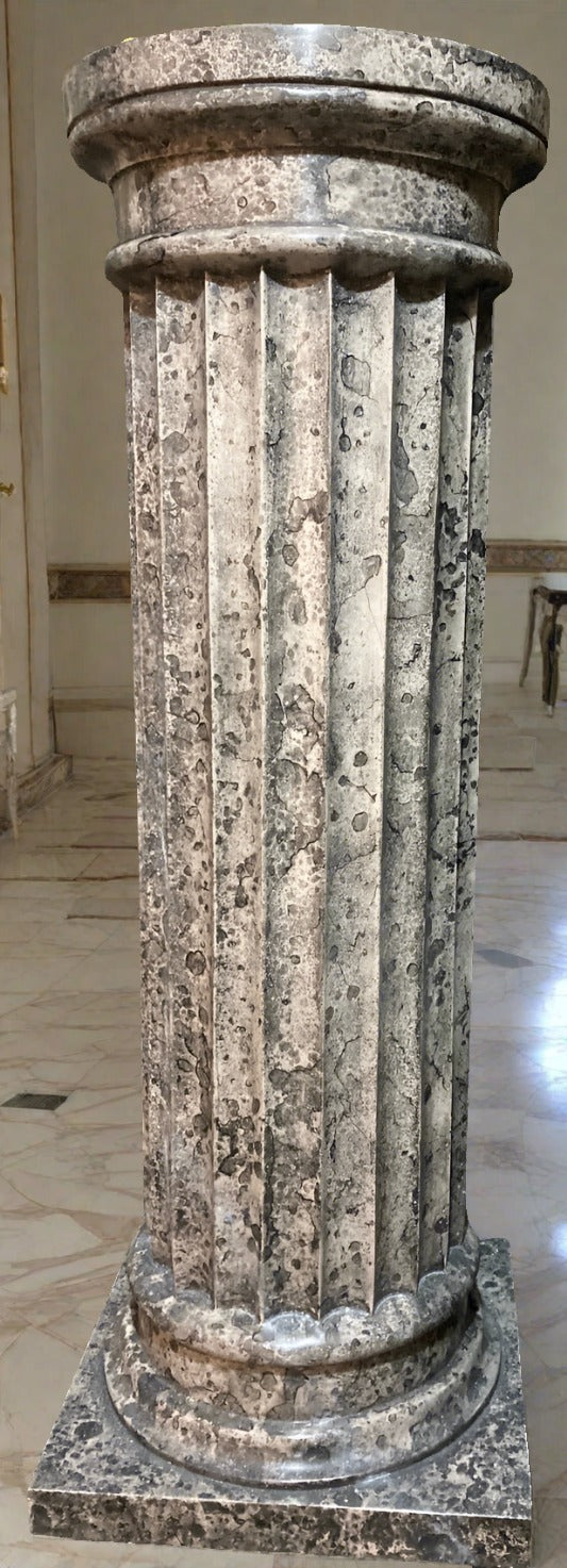Colonne cannelée en granit noir