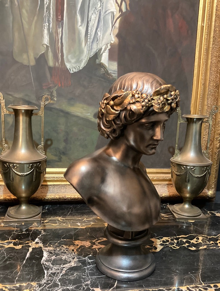 Bronzener Antinoos mit abgenutztem Schuld-Bacchus-Kranz