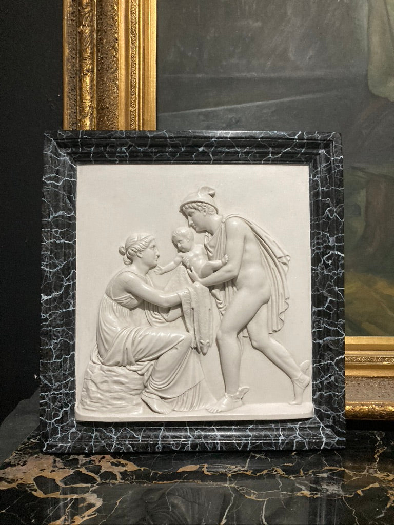 Une plaque murale en marbre finement finie représentant Hermès et Bacchus enfant