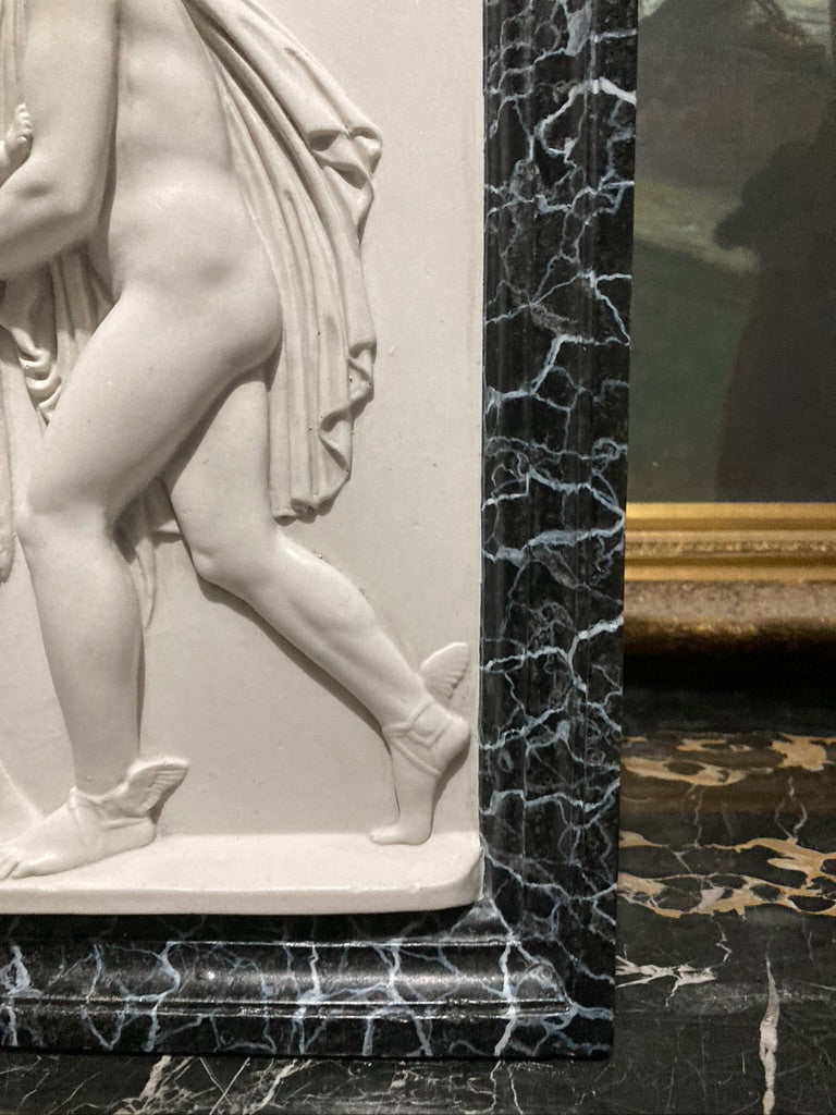 Une plaque murale en marbre finement finie représentant Hermès et Bacchus enfant