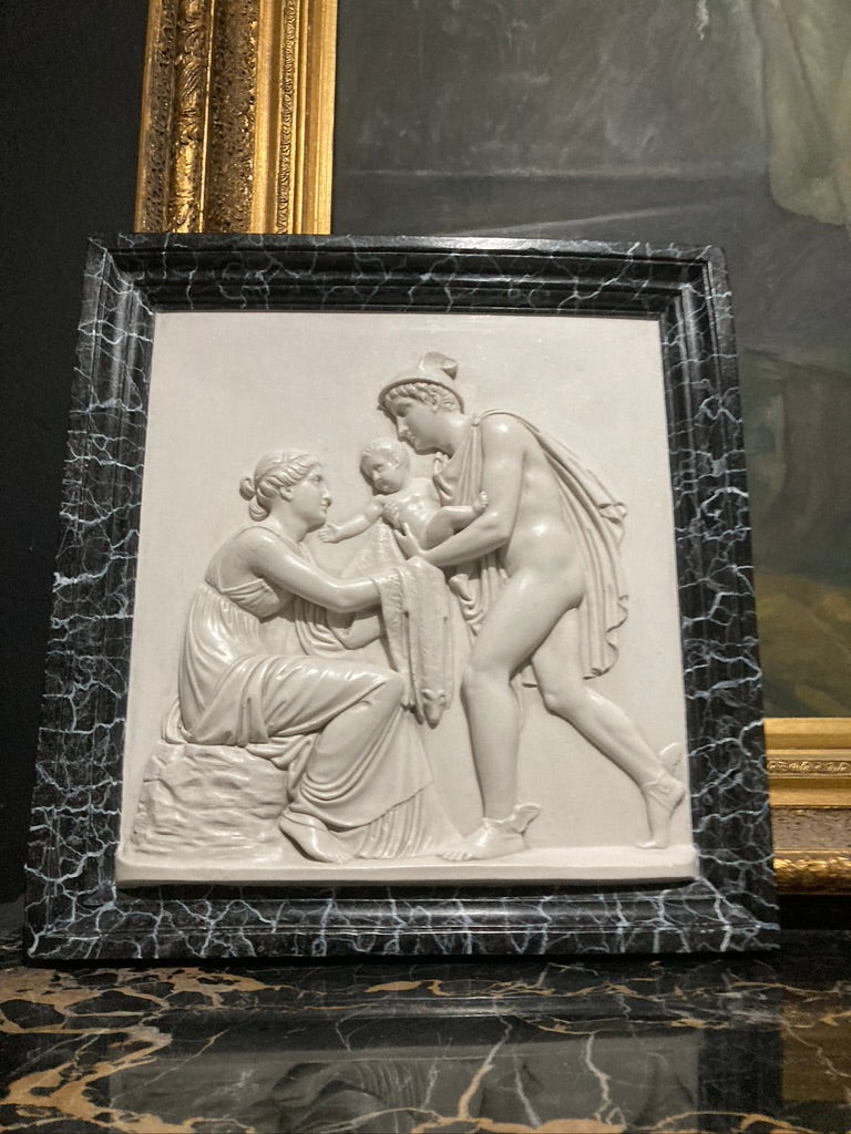 Une plaque murale en marbre finement finie représentant Hermès et Bacchus enfant