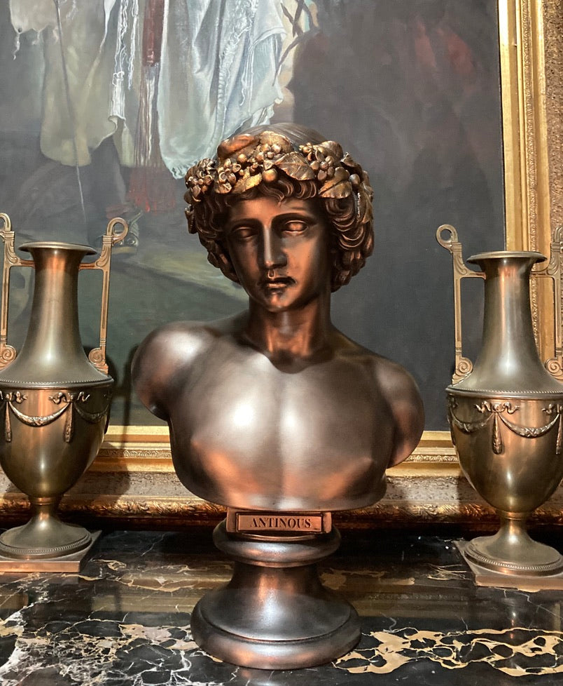 Bronzener Antinoos mit abgenutztem Schuld-Bacchus-Kranz