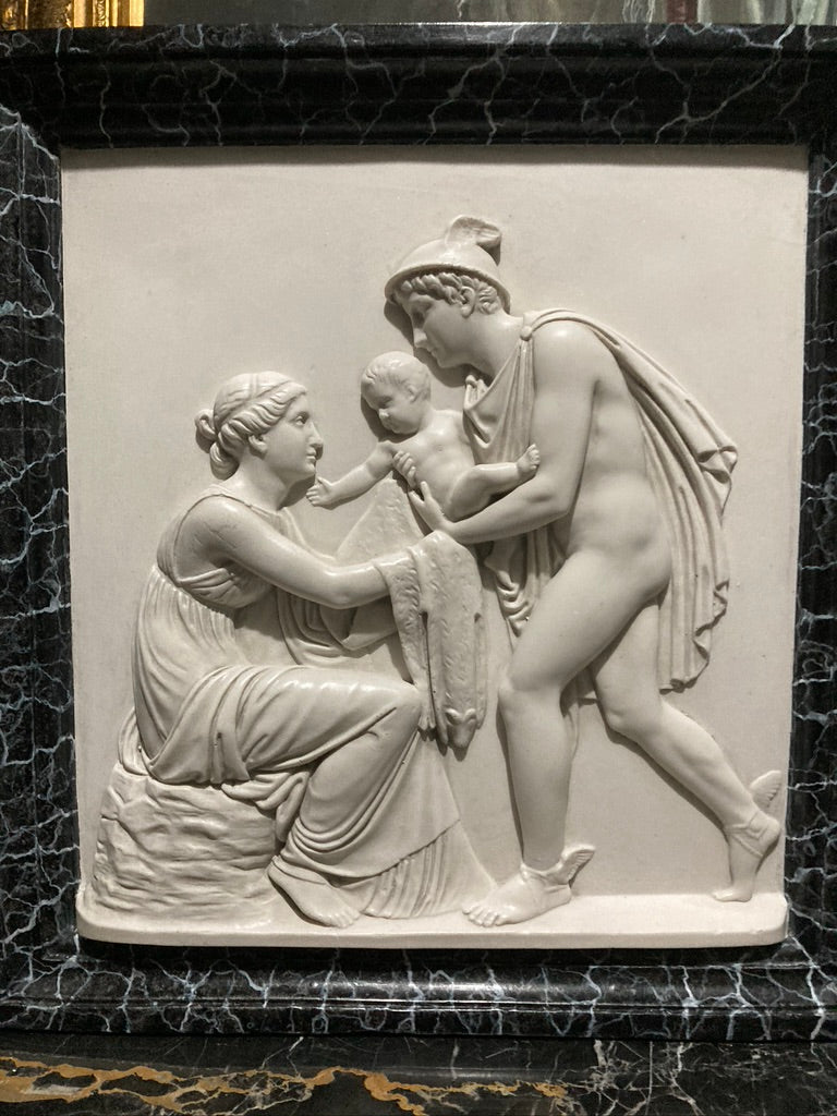 Une plaque murale en marbre finement finie représentant Hermès et Bacchus enfant