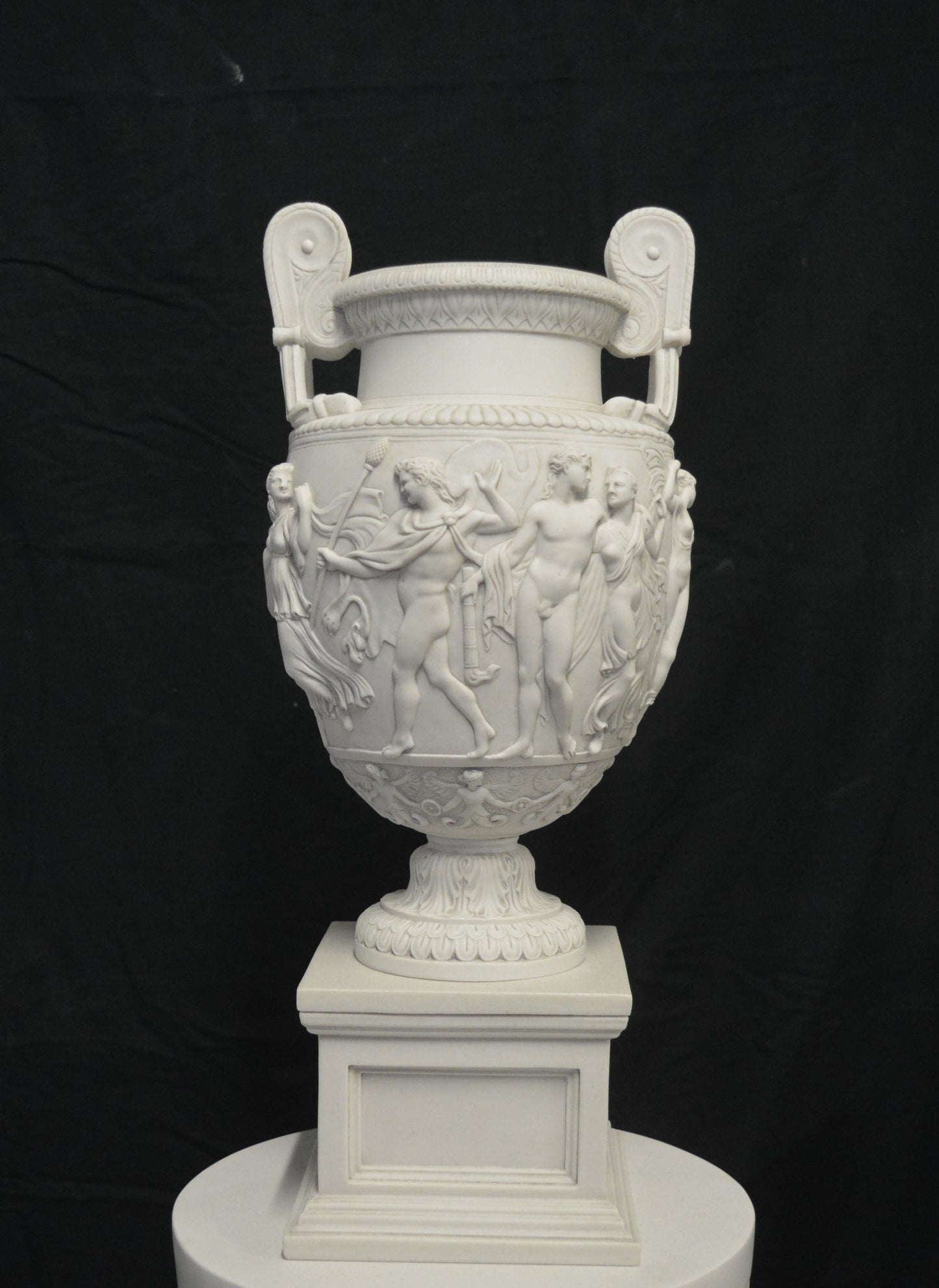 Charles Townley Vase auf großem Sockel
